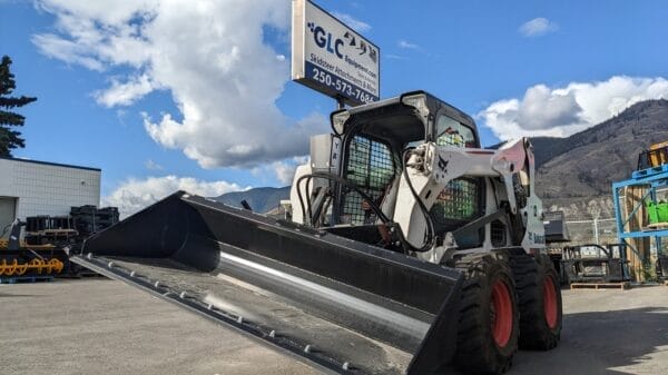 tilt plate with bucket mounted on Bobcat